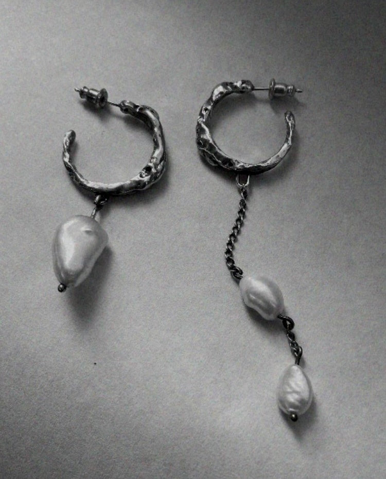 Costae Hoop Asymmetrical Pearl Drop