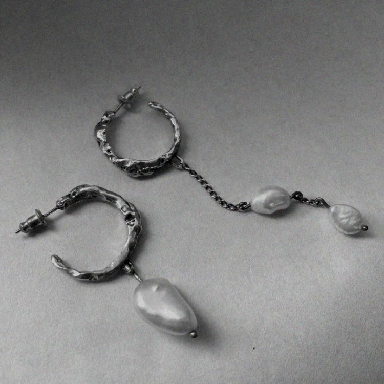 Costae Hoop Asymmetrical Pearl Drop